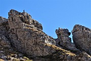 01 Camoscio di vedetta sui contrafforti rocciosi del Monte Arale